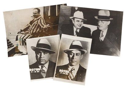 null [Al CAPONE] Lot comprenant 4 photos, USA 1930. Tirages en noir et blanc d'époque....