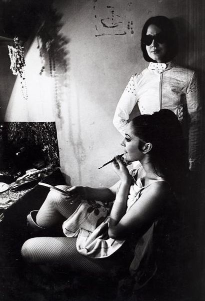 ANONYME Danseuses de cabaret dans leur loge Tirage argentique d’époque, circa 1960,...