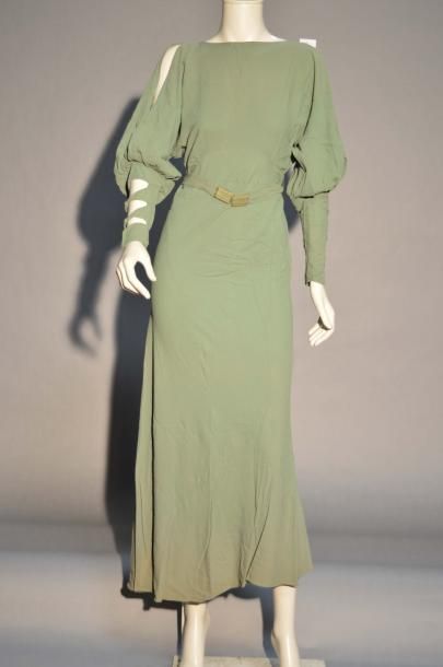 null Robe longue en crêpe vert céladon, bras et manches ajourés, années 1930 (manque...