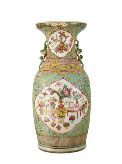 CHINE Vase de forme ovoïde à décor polychrome sur chaque face de deux réserves avec...
