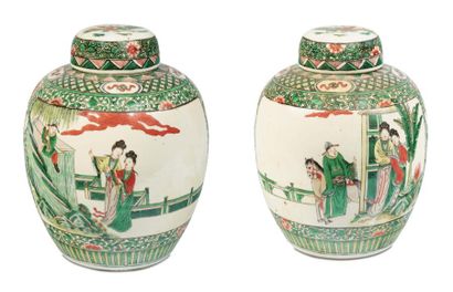 CHINE Paire de vases boules couverts décorés aux émaux de la famille verte de longues...
