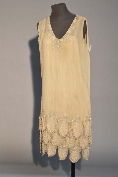 null Robe en crêpe ivoire, brodée de perles et de strass, années 1920 (accidents)...