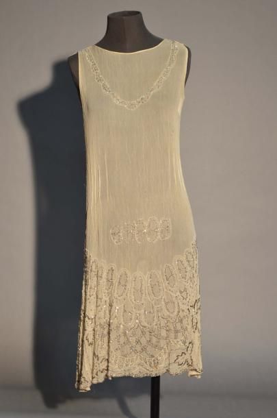 null Robe en crêpe ivoire, brodée de perles et de strass, années 1920 (petits ac...