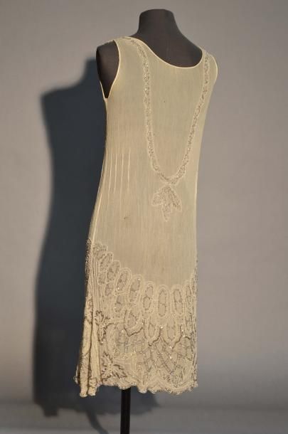 null Robe en crêpe ivoire, brodée de perles et de strass, années 1920 (petits ac...