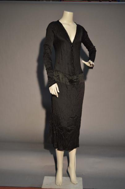 null Robe en satin noir avec col et manches perles de jais, années 1930.