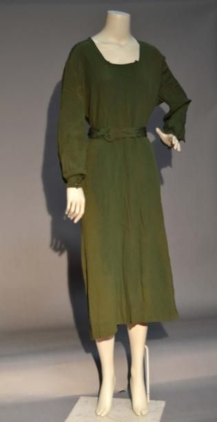 null Large robe avec sa ceinture en crêpe vert (décoloration), années 1930. Griffée:...