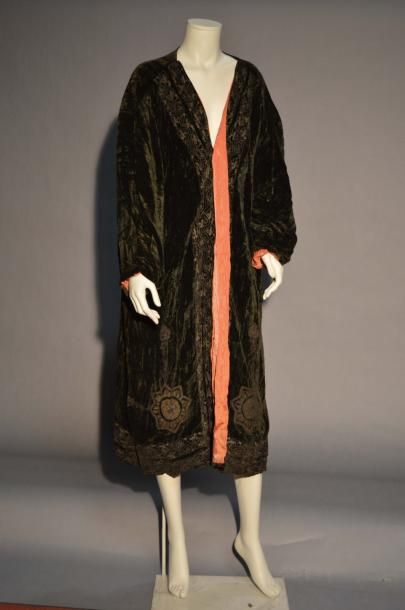 null Manteau du soir en velours de soie bronze broderies or, années 1920 (accide...