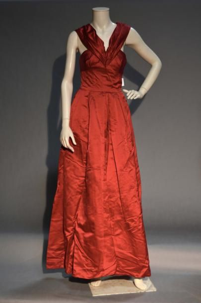 null Robe longue en satin rouge, années 1950