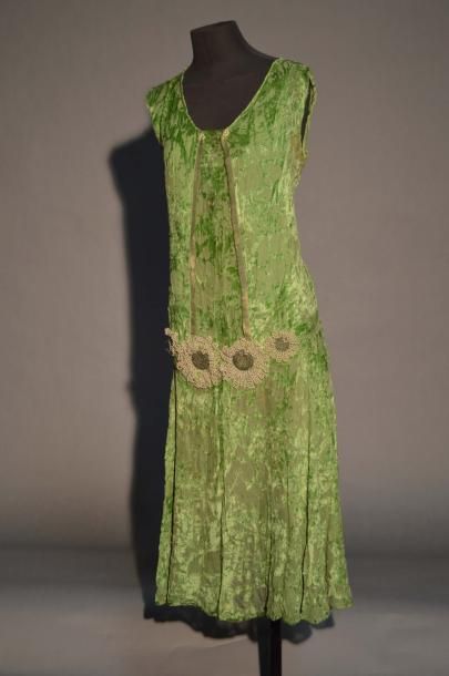 null Robe en velours dévoré vert, brodée de fleurs en perles, années 25-30