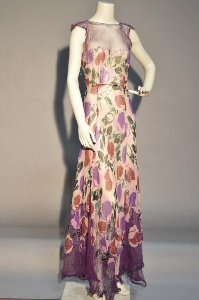 null Robe en mousseline imprimée de fleurs multicolores et tulle violet, années 1930...
