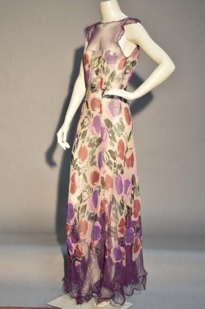 null Robe en mousseline imprimée de fleurs multicolores et tulle violet, années 1930...