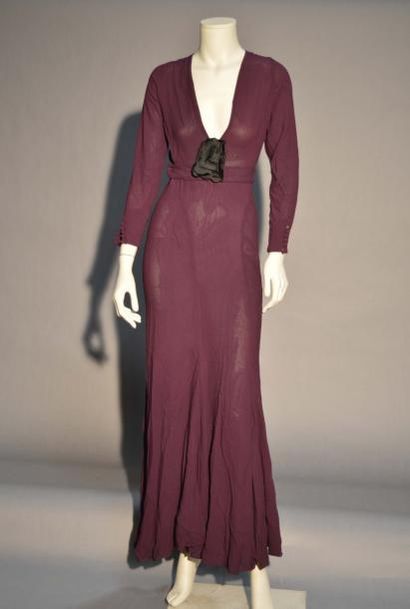 null Robe longue en crêpe violette avec fleur en soie noire au décolleté, années...