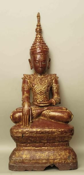 null Bouddha assis sur socle portant le drapé monastique Utarasanga. Main droite...
