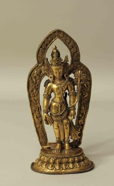 null Boddhisatva de la sagesse représentée debout en tribhanga sur socle lotiforme...