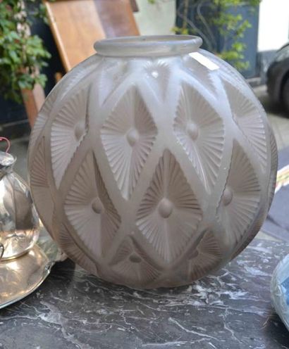 Pierre DAVESN Grand vase boule en verre moulé pressé translucide à décor géométrique...