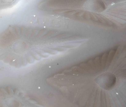 Pierre DAVESN Grand vase boule en verre moulé pressé translucide à décor géométrique...