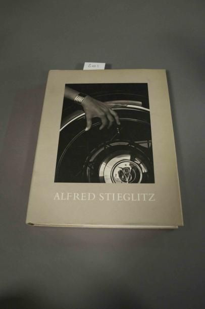 STIEGLITZ (Alfred) Photographs et Writtings. 1 vol. in-folio relié toile. Washington...