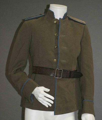 null MUNDIR d'OFFICIER D'AVIATION Modèle 1943-1945, avec une ceintur en cuir datée...