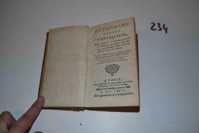 null MONTCHABLON (E.J.) 

Dictionnaire abrégé d'antiquités. 1 vol. in-12 relié plein...