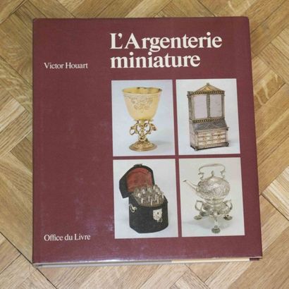 null Victo HOUART?

L'Argenterie Miniature?

Éditions Office du Livre, 1981 -Relié...