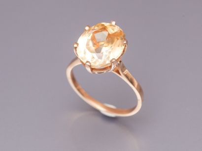 null Bague en or centrée d’une citrine ovale facettée.
TDD :
3,6 g brut