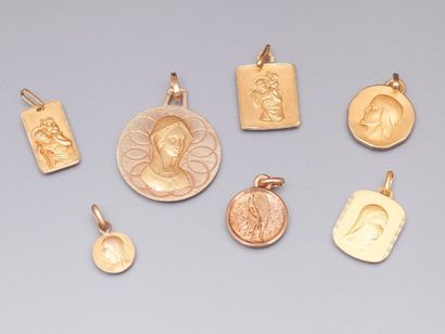 null Lot de 7 médailles religieuses en or représentant saint Christophe, la Vierge,...
