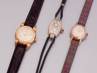 null Lot de 2 montres de dame en or :

-	une montre à boîtier rond en or, cadran...