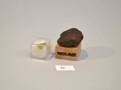 null Deux objets: «météorite» sur socle et une olivine pierre gemme se trouvant dans...