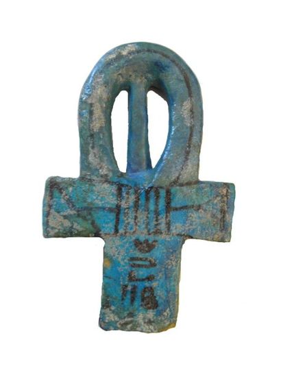 null Grande croix Ankh dédiée au dieu Thot d'Hermopolis. Fritte turquoise. Restaurations....
