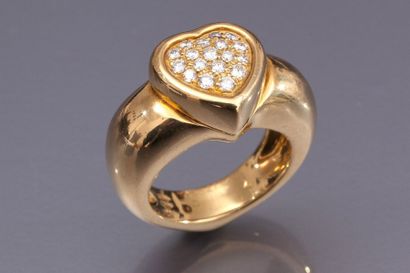 null PIAGET. Bague en or jaune 18k centrée d’un motif cœur diamanté, anneau en forme...