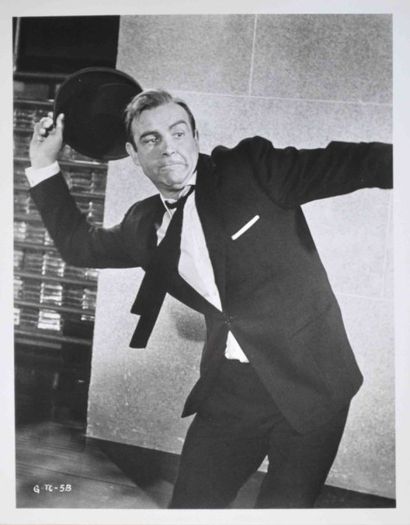 null GOLDFINGER

James Bond (Sean Connery) jetant le chapeau tranchant

Tirage argentique...