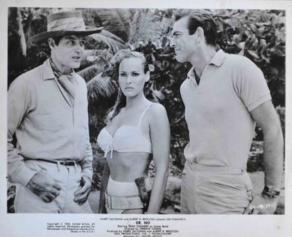 null DR NO

James Bond (Sean Connery) et Honey Ryder (Ursula Andres) sur la plage

Tirage...