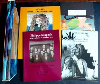 null Sept catalogues de ventes Surréalistes: Deux catalogues de vente sous emboîtage...