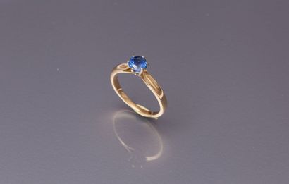 null Bague en or jaune 18k sertie d’un saphir rond facetté d’un joli bleu de 0,60...