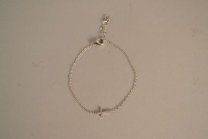 null Bracelet en or gris 18k à maille chaînette centrée d’une croix diamantée.

Poids...