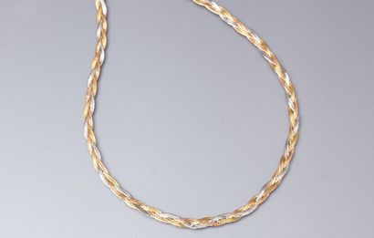 null Collier en or 18k 3 tons composé de 3 chaînes tressées.

L : 45 cm

6,9 g