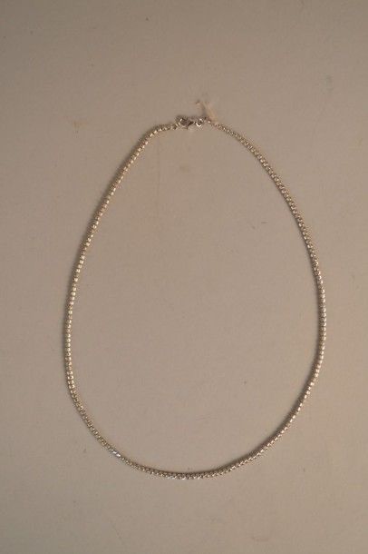 null Collier de boules en or gris 18k facettées.

L : 45 cm

10,2 g