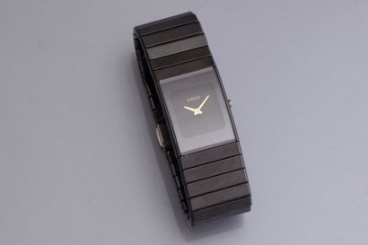 null RADO. Bracelet-montre de dame en céramique noire RADO, boîtier rectangulaire...