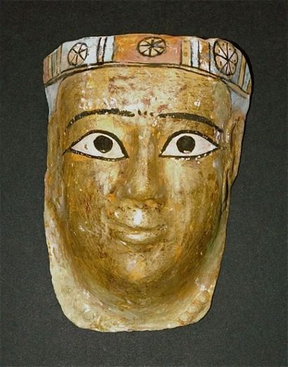 EGYPTE Masque de sarcophage. Stuc ornée de feuilles d'or et pigments polychromes,sur...