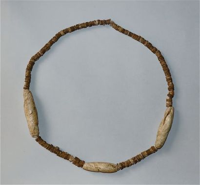 EGYPTE Collier de coquillages et fossiles.Epoque prédynastique. Circa IV millénaire...