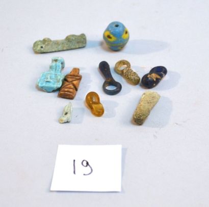 EGYPTE Petite collection d'objets égyptiens.Basse Epoque à aujourd'hui.Matières ...