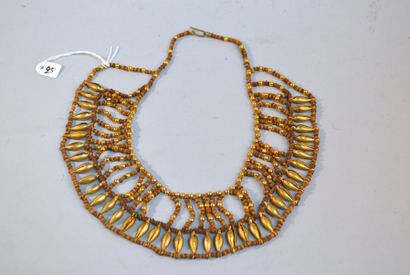 EGYPTE Collier pectoral composé de perles de résilles dites perles de momie.Egypte.L:env...