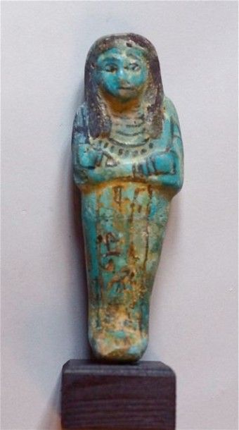 EGYPTE Chaouabti du pontife Iy.Fritte turquoise à rehauts noirs.Nouvel Empire. Egypte.H:14cm....