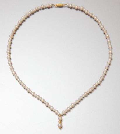 null Collier de perles d’eau douce centré d’un motif pendant formé de deux perles...