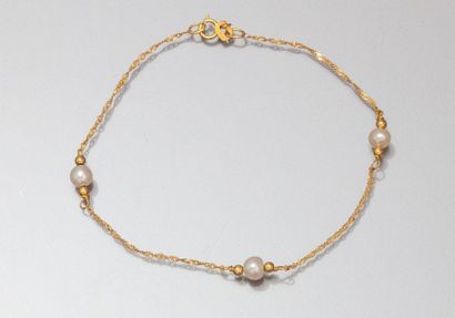 null Bracelet à maille torsadée en or jaune 18K ponctué de trois perles de culture.

L...