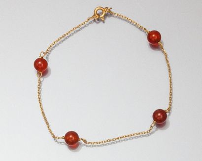 null Bracelet en or jaune 18K ponctué de quatre perles de cornaline.

L : 19,5 cm

Poids...