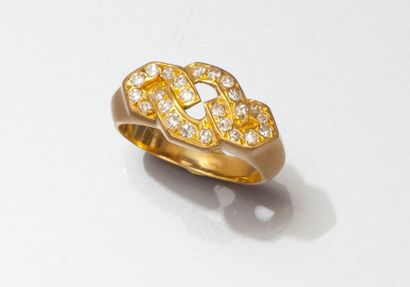 null Bague en or jaune 18K centrée de motifs géométriques enchevêtrés sertis de diamants...