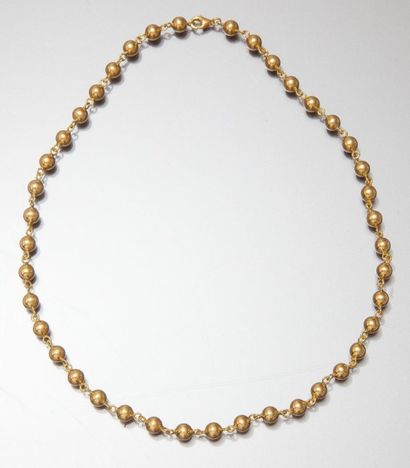 null Collier en or jaune 18K ponctué de perles d’or.

L : 44,5 cm

Poids : 15,90...