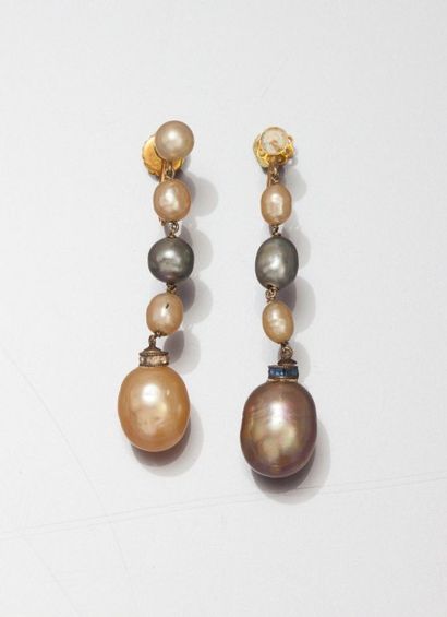 null Paire de pendants d’oreilles en or jaune 18K retenant des perles baroques crème...