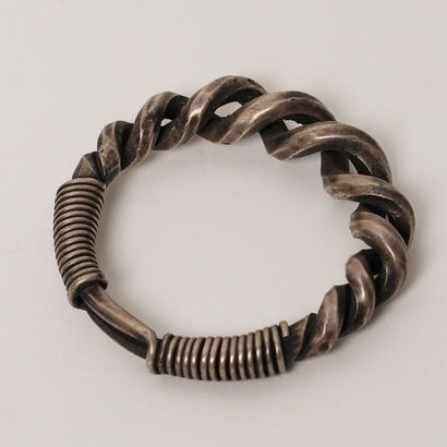null Important bracelet torsadé.

Chine, ethnie Miao.

XIXème siècle.

Diam 9cm.